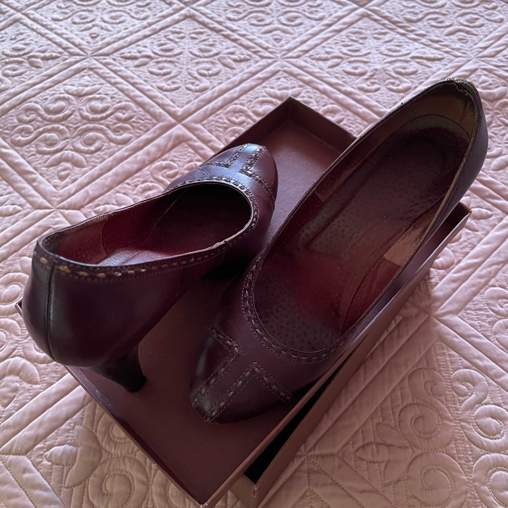 Leather very comfortable shoes, never feel you are in heels